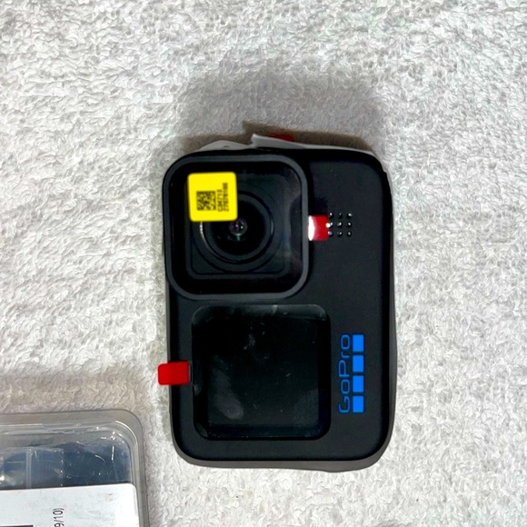 BRAND NEW NEVER USED-GOPRO HERO 11 SPECIAL BUNDLE PACKAGE WITH EXTRA ACC. - Picture 2 of 15